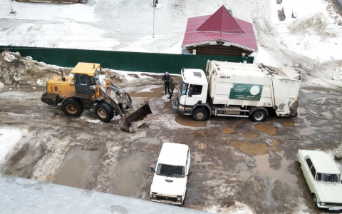 Три троса порвали: в Кирове мусоровоз застрял в яме во дворе на 8 часов