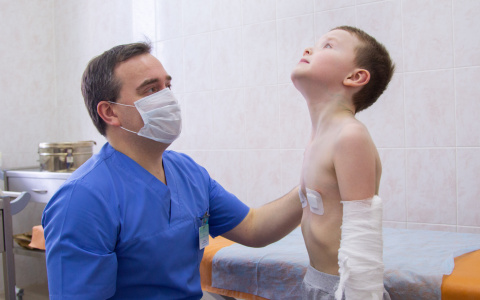 Кировские врачи прооперировали ребенка с деформацией грудной клетки