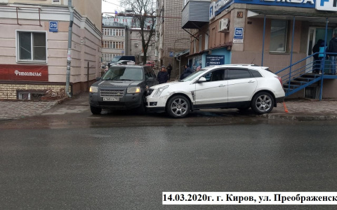 Стало плохо за рулем: водитель Cadillac врезался в Land Rover