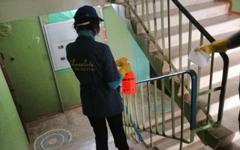 В связи с короновирусом, клининговая компания ввела дополнительные меры по обработке подъездов жилых домов