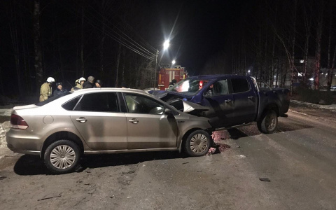 Из-за лобового столкновения иномарок тяжелые травмы получили три человека