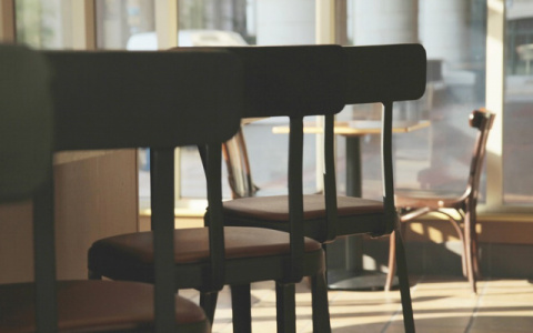 Премьер-министр РФ поручил закрыть в регионах кафе, рестораны и бары