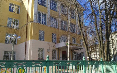 Школьникам в России могут продлить учебный год