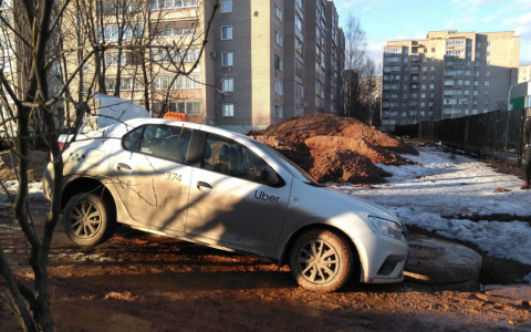 "Земля обвалилась под машиной": жители Филейки о дороге после строительства садика
