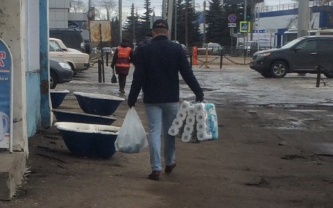 Свечи, туалетная бумага и бензин: утвержден перечень товаров первой необходимости