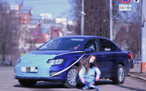 Фото дня: на улицах Кирова заметили автомобиль в "медицинской маске"
