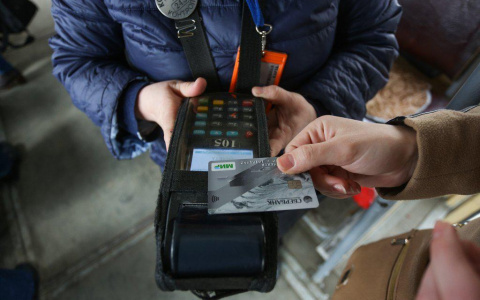 На  пригородных электричках Кировского направления действует  безналичная оплата проезда