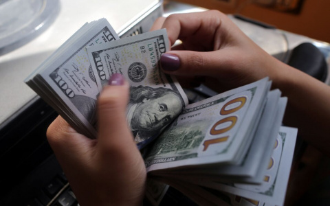 Сбербанк фиксирует пониженный спрос клиентов на наличные рубли и иностранную валюту