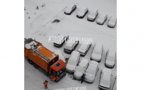 В Кирове мусоровоз протаранил припаркованные во дворе машины