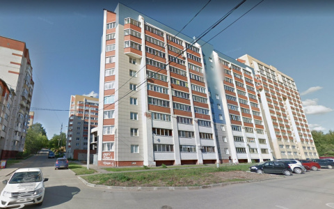 В Кирове из окна 10-этажки на улице Шинников выпала девушка