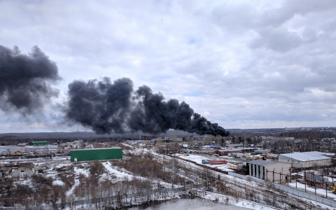 Кировчан напугал густой черный дым над Коминтерном