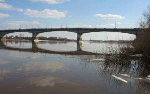 В Кирове из реки в районе Старого моста спасатели достали мужчину