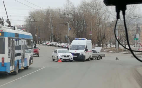 В Кирове произошла массовая авария с участием скорой помощи