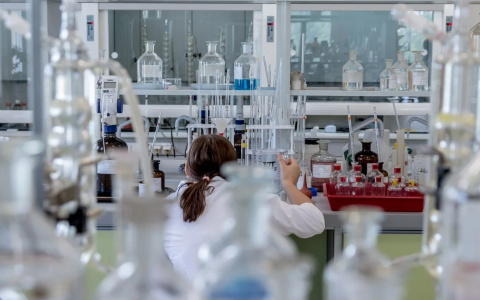 Ученые назвали дистанцию, на которой передается коронавирус