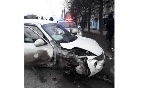 В центре Кирова Nissan Juke наехал на опору ЛЭП