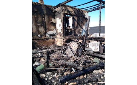 «Выпрыгнули из дома, в чем спали»: ночью в Кировской области произошел серьезный пожар