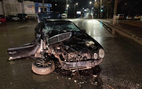 Ночью в Кирове "Mercedes-Benz" влетел в опору ЛЭП: 2 человека в больнице