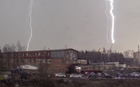 «Снег, гром и молния»: кировчане не поверили глазам, увидев снежную грозу