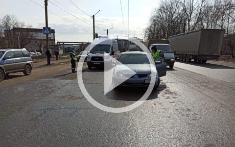 На Карла Маркса иномарка сбила двух женщин: на месте работают медики и полиция