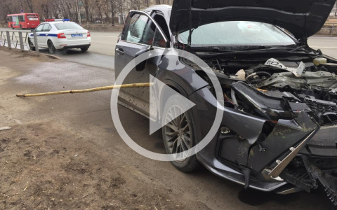 «Водитель выпал из-за руля»: на Октябрьском проспекте Lexus снес ограждение в двух местах