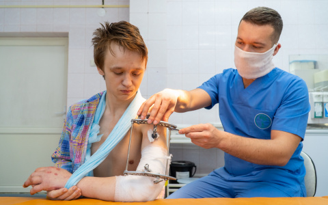 «Стоял в наушниках у станка»: кировские врачи пришили руку 21-летнему парню