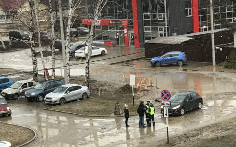 «Глубина почти полметра!»: в луже на дороге в Озерках кировские водители теряют номера и бамперы