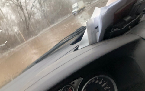 Из-за подтопления дорог в Кирове перекрыли движение по двум улицам