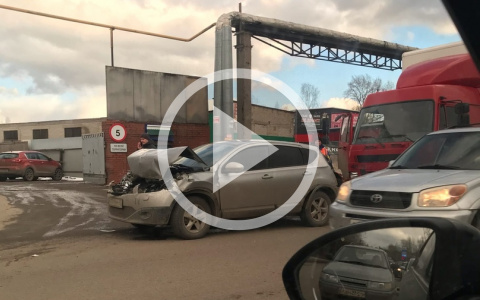 В Кирове водитель грузовика спровоцировал массовую аварию с  участием автобуса