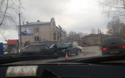 В Кирове лоб в лоб столкнулись легковушки: на месте все оперативные службы
