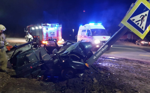 В Котельниче ВАЗ влетел в дорожный знак: пострадали 3 человека