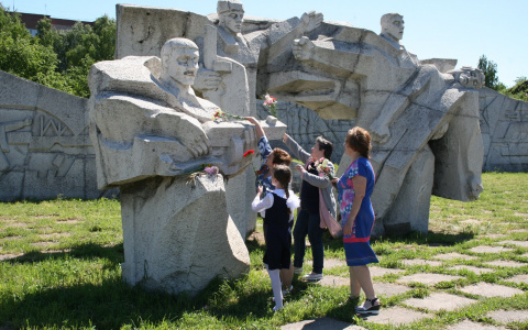 Известно, когда отремонтируют мемориальную зону Дворца пионеров