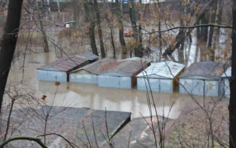 В Кирове из-за поднятия воды в Вятке перекрыты две улицы