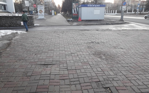 В Кирове «поплыла» брусчатка у ЦУМа, положенная при температуре -10 градусов