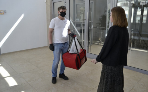 Гавайский салат и пряная груша на десерт: "Pro Город" проверяет службы доставки еды