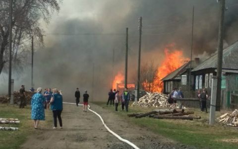 "Надо тушить, а все стоят и снимают": в Кировской области сгорели шесть домов