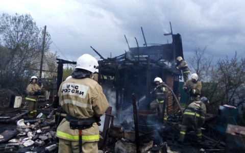 В Кирове в садовом доме сгорела семья с ребенком