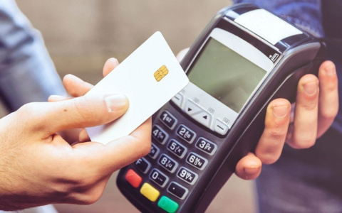 5 причин, почему лучше пользоваться банковской картой, а не наличными
