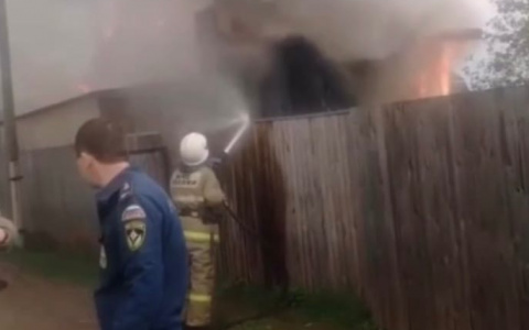 В Кирове на глазах очевидцев вспыхнул дом