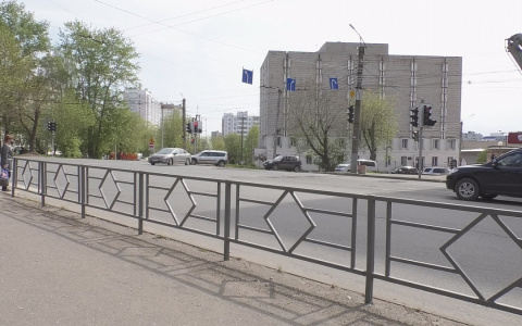 "Кого и от чего спасают": в УДПИ объяснили, зачем в Кирове устанавливают серые ограждения
