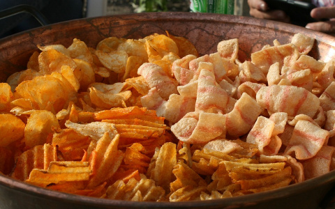 В МЧС предупреждают о риске заражения коронавирусом через чипсы