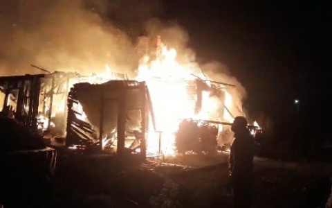 Семьи с детьми остались без крова, 1 человек погиб: в Котельниче на выходных сгорел жилой дом