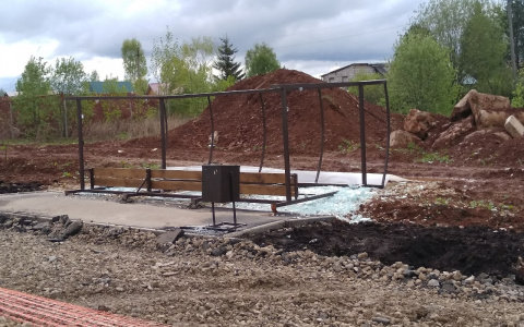 Фото дня: в Урванцево вдребезги разбилась новая стеклянная остановка