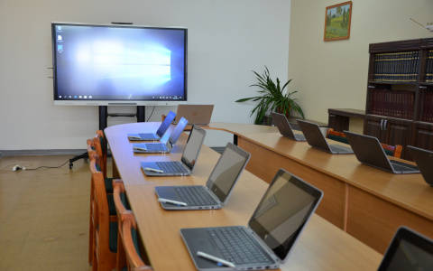 В Кировской области закупили ноутбуки и компьютеры для 70 школ