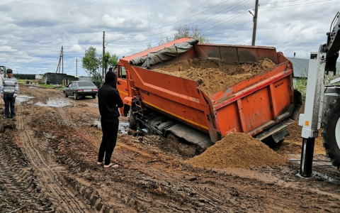 В грязи тонут грейдеры и мусоровозы: жители Садаковского жалуются на состояние дороги к домам