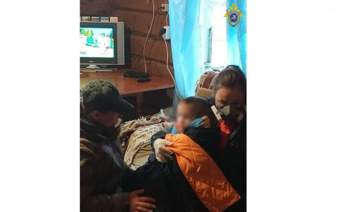 Найденного в лесу 4-летнего мальчика доставят на вертолете в больницу в Кирове