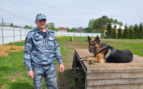 "Весь сырой, напуганный": кировский кинолог рассказал, как нашел 4-летнего ребенка в лесу