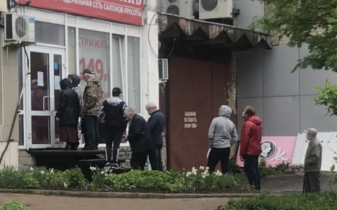 Фото дня: в первый день работы у входов в парикмахерские выстроились очереди