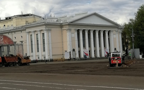 "Что происходит на Театралке?": горожан удивили работы на главной площади города