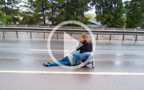 В Кирове водитель Renault на глазах очевидцев сбил женщину: на месте работала реанимация