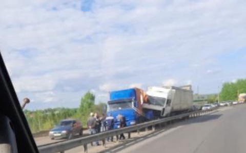 На Новом мосту столкнулись два большегруза